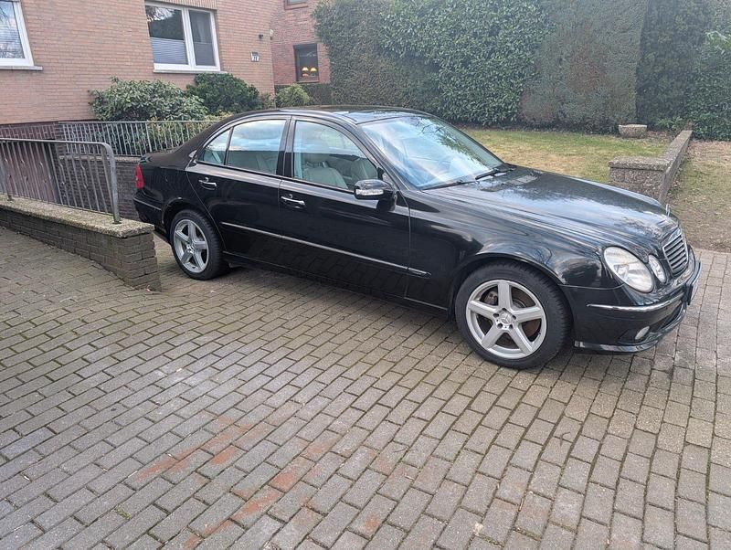 Gebraucht Mercedes E500 AMG 306 PS (225 kW) 2005 Schwarz Limousine