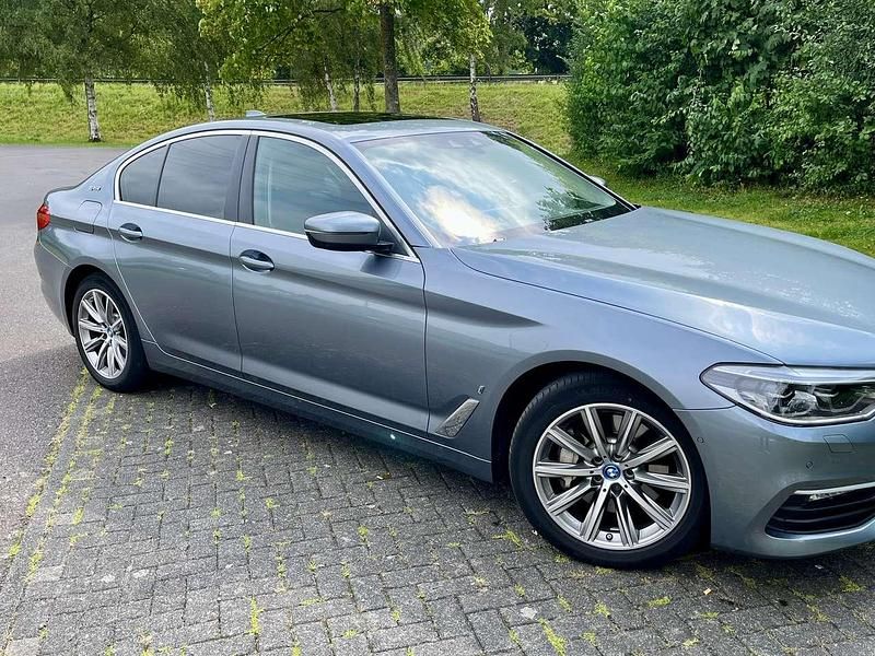 Grau Gebraucht 2018 BMW 530e Limousine | 26.500 € (Superpreis) - Bild 1/4