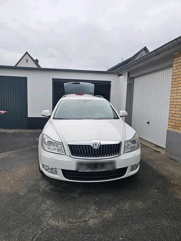 Weiß Gebraucht 2009 Skoda Octavia Kombi | 3.689 € (Superpreis) - Bild 1/4