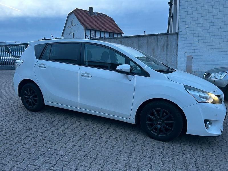 Gebraucht Toyota Verso Skyview Edition 111 PS (81 kW) 2015 Weiß Van / Kleinbus