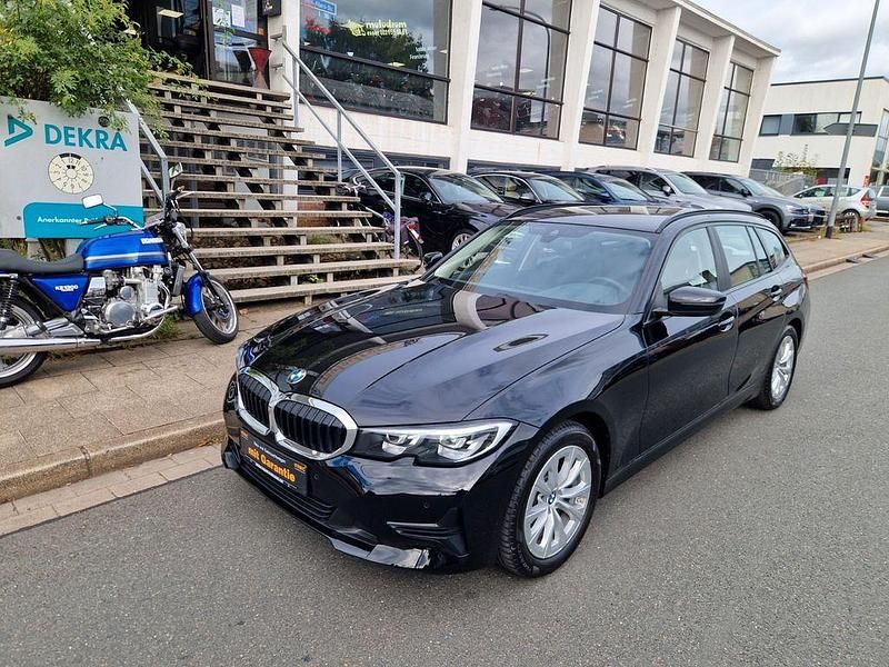 Schwarz Gebraucht 2022 BMW 318 Advantage Kombi | 24.850 € (Superpreis) - Bild 1/4