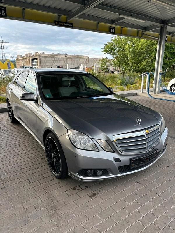 Grau Gebraucht 2011 Mercedes E200 Limousine | 7.500 € (Superpreis) - Bild 1/4