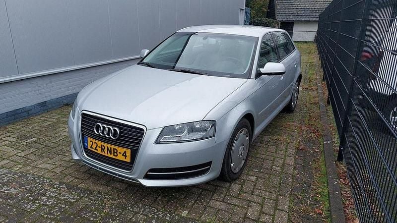 Grau Gebraucht 2011 Audi A3 Sportback Attraction Limousine | 3.200 € (Superpreis) - Bild 1/4
