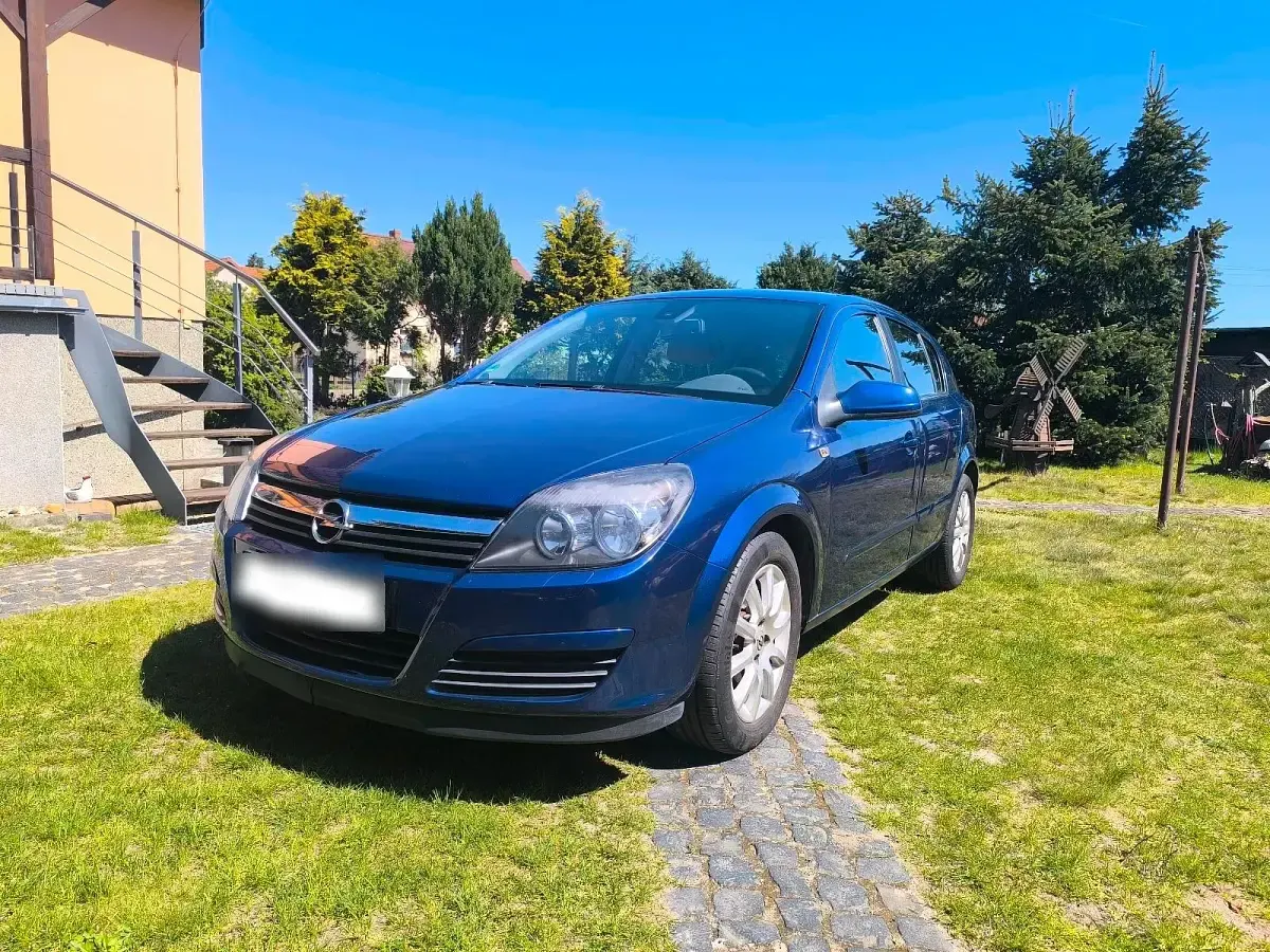 Second-hand Opel Astra 105 CP (77 kW) 2004 Albastru Hatchback