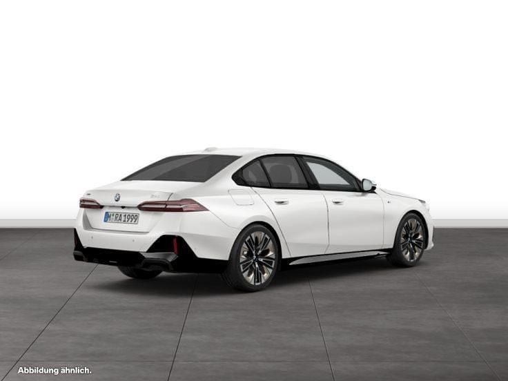 Gebraucht BMW 520 M Sport 197 PS (144 kW) 2025 Mineralweiß metallic metallic Limousine