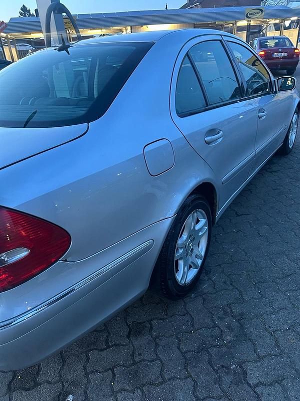 Gebraucht Mercedes E220 150 PS (110 kW) 2003 Silber Limousine