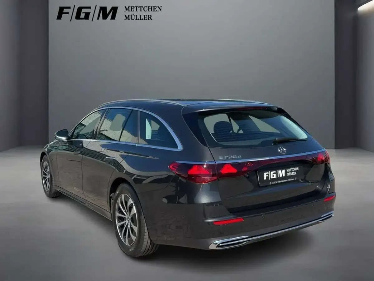 Używany Mercedes E220 Advanced 197 KM (144 kW) 2025 Szary Kombi