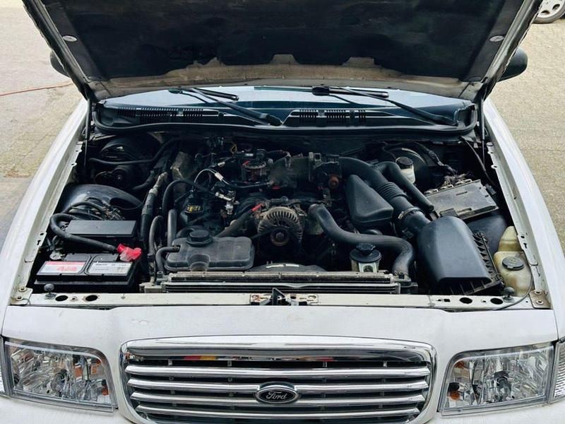 Second-hand Ford Crown 220 CP (161 kW) 2011 Alb Berlinǎ