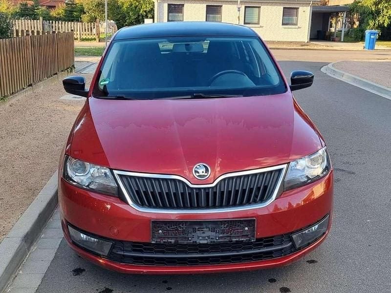 Rio rot metalic Gebraucht 2015 Skoda Rapid Ambition Kleinwagen | 4.499 € (Superpreis) - Bild 1/4