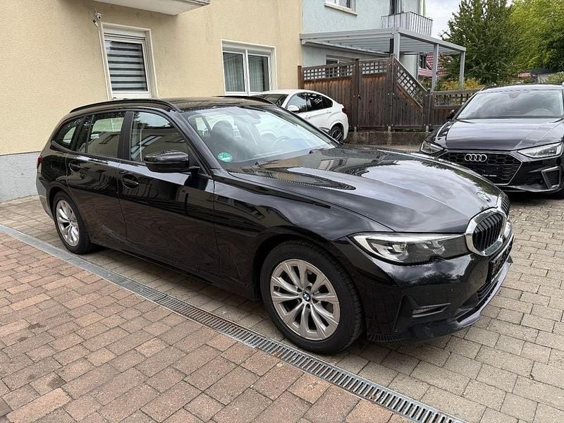 Gebraucht BMW 320e Advantage 163 PS (119 kW) 2021 Schwarz Kombi