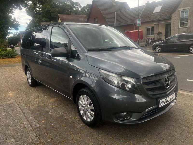 Grau Gebraucht 2017 Mercedes Vito Van / Kleinbus | 25.630 € (Fairer Preis) - Bild 1/4