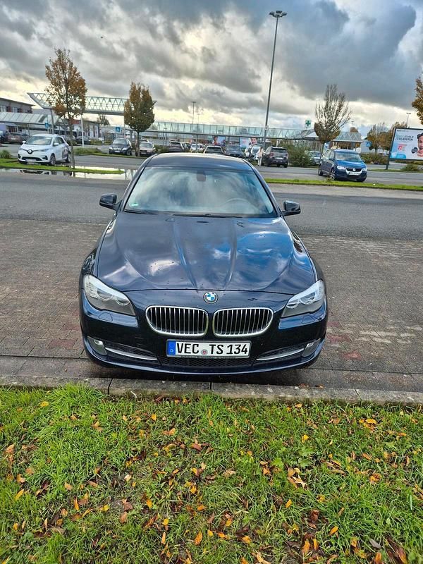 Blau Gebraucht 2011 BMW 520 Limousine | 9.500 € (Guter Preis) - Bild 1/4