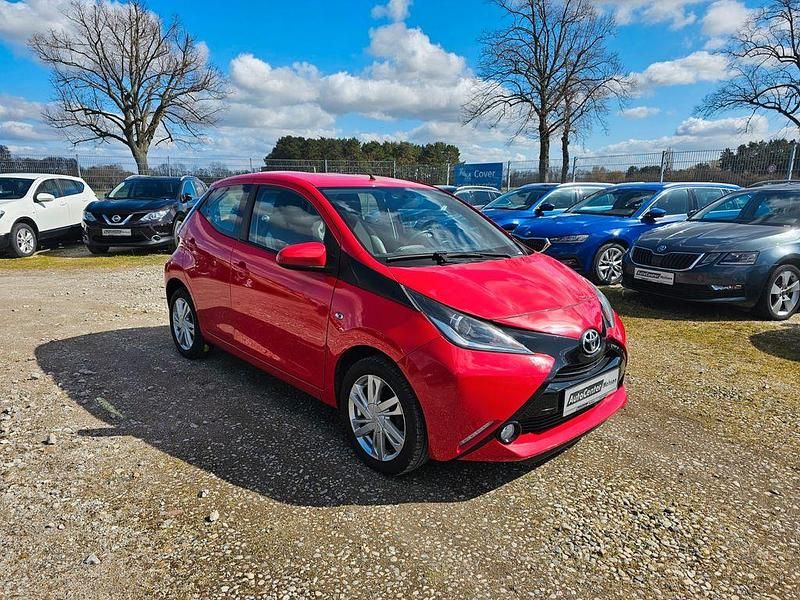 Gebraucht Toyota Aygo X-play 69 PS (50 kW) 2015 Rot Kleinwagen