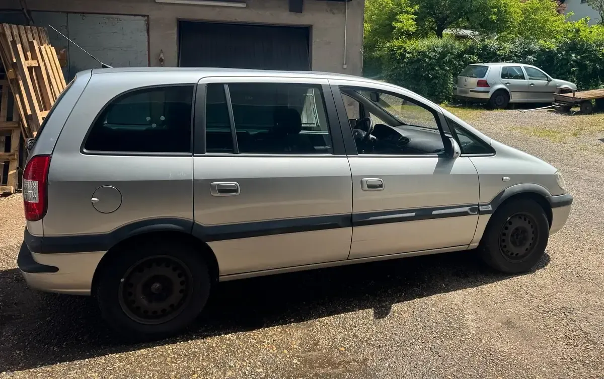 Gebraucht Opel Zafira 125 PS (91 kW) 2003 Silber Van / Kleinbus