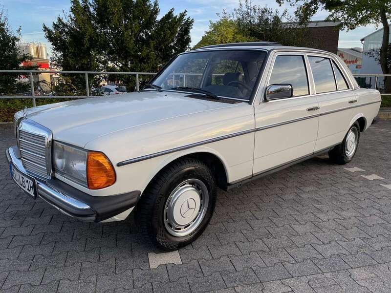 Weiss Gebraucht 1984 Mercedes E230 Limousine | 17.900 € - Bild 1/4