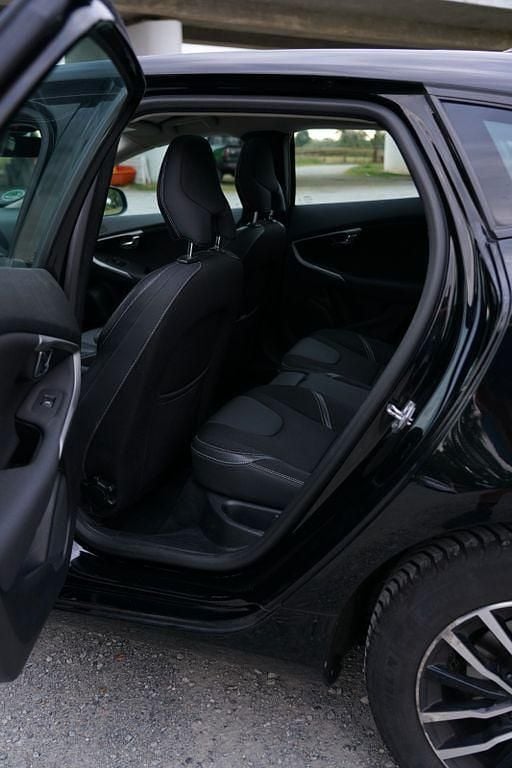 Gebraucht Volvo V40 Momentum 152 PS (111 kW) 2018 Schwarz Kombi