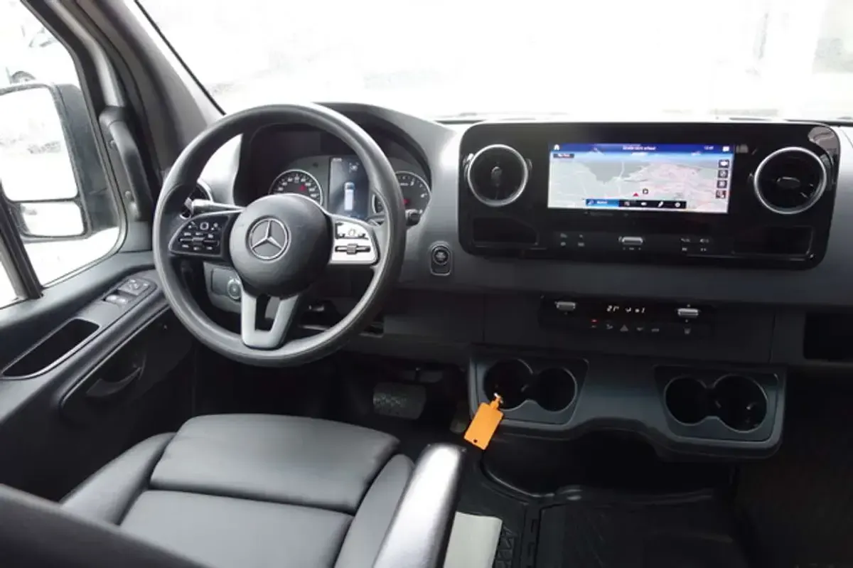 Gebraucht Mercedes Sprinter 190 PS (139 kW) 2023 Silber Van