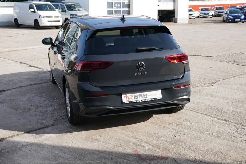 Gebraucht VW Golf VIII 90 PS (66 kW) 2022 Uranograu Limousine