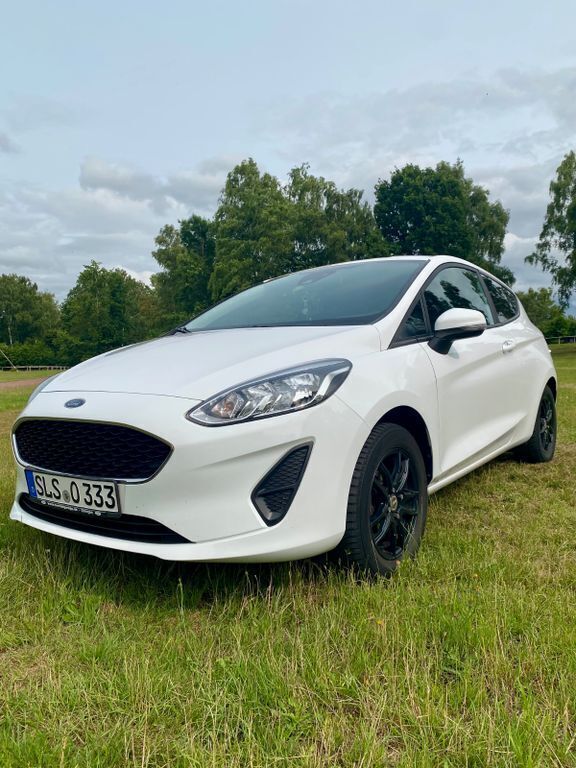 Weiß Gebraucht 2017 Ford Fiesta Kleinwagen | 6.990 € (Fairer Preis) - Bild 1/4