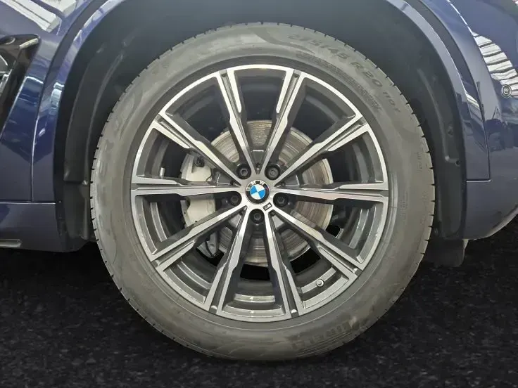 Gebraucht BMW X5 M Sport 381 PS (280 kW) 2024 Bmw individual tansanitblau metallic SUV