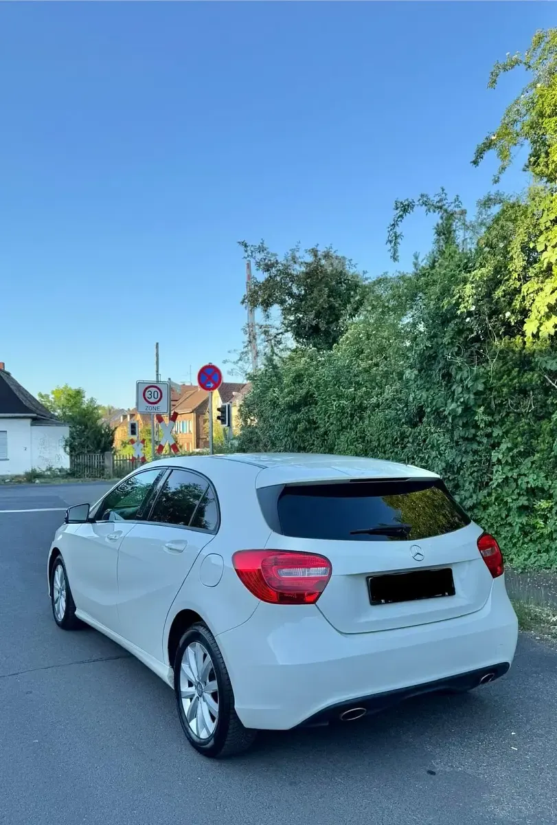 Gebraucht Mercedes A180 Night 122 PS (89 kW) 2013 Weiß Kleinwagen