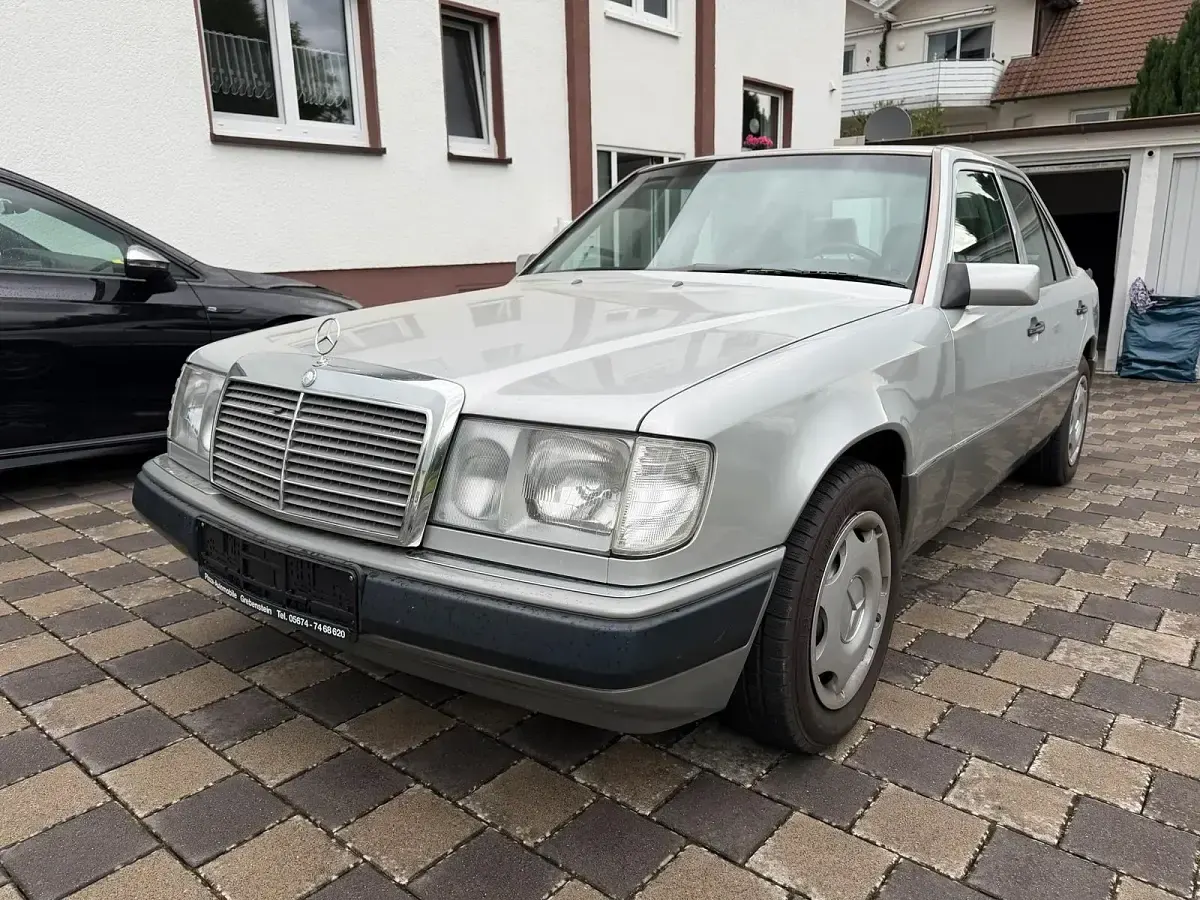 Gebraucht Mercedes 200 118 PS (86 kW) 1990 Silber Limousine