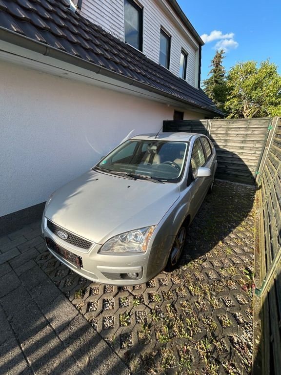 Grau Gebraucht 2007 Ford Focus Limousine | 1.500 € (Guter Preis) - Bild 1/4