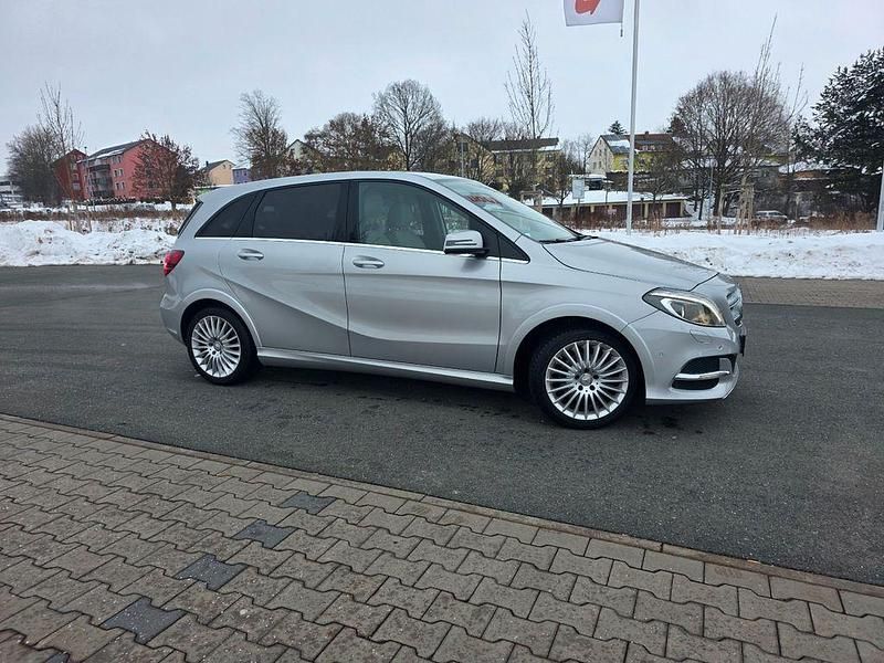 Gebraucht Mercedes B200 156 PS (114 kW) 2016 Silber Van / Kleinbus