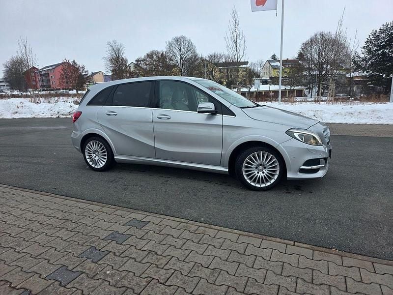 Gebraucht Mercedes B200 156 PS (114 kW) 2016 Silber Van / Kleinbus
