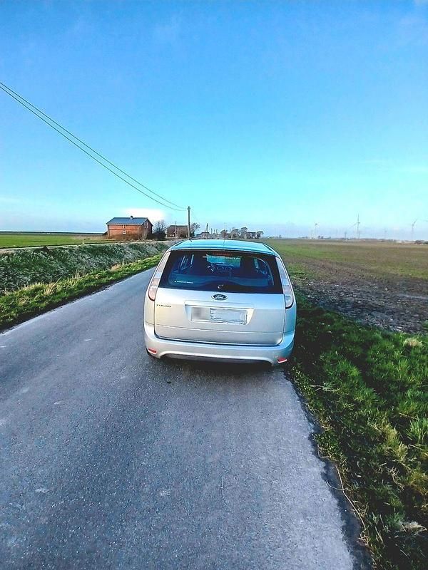Używany Ford Focus Viva 101 KM (74 kW) 2010 Srebrny Kombi