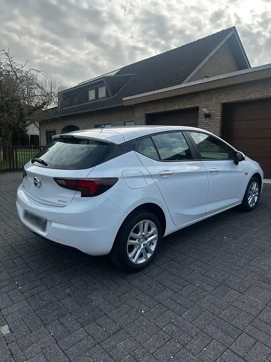 Gebraucht Opel Astra Selection 105 PS (77 kW) 2016 Weiß Kleinwagen