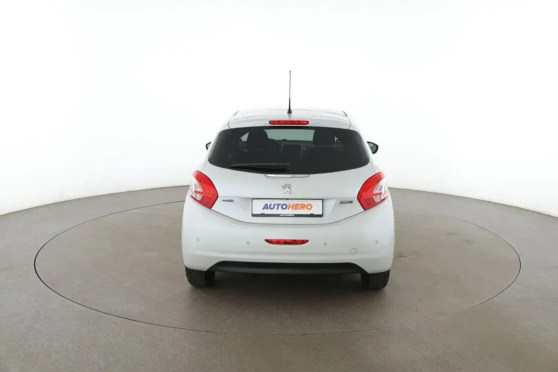 Gebraucht Peugeot 208 Style 100 PS (73 kW) 2015 Weiß Kleinwagen