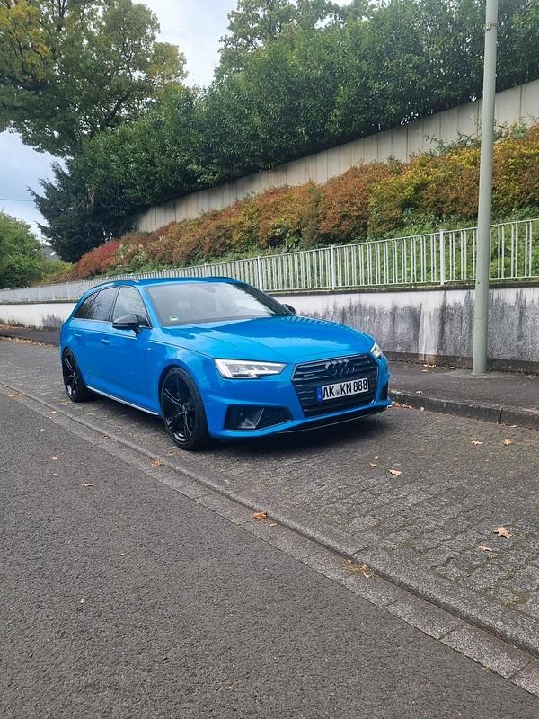 Blau Gebraucht 2025 Audi A4 Comfort Kombi | 24.500 € (Guter Preis) - Bild 1/4