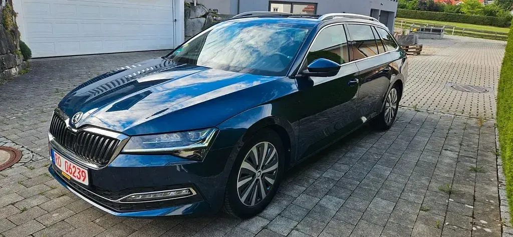 Gebraucht Skoda Superb Premium Edition 150 PS (110 kW) 2022 Modra lava/lava blau Kombi