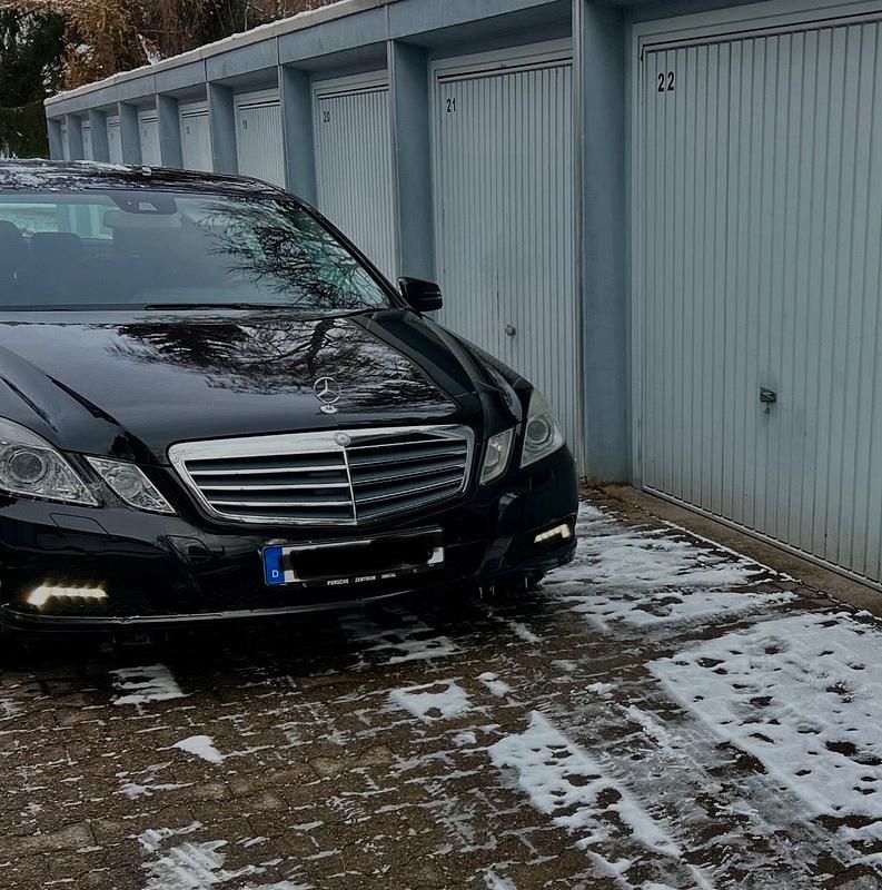 Schwarz Gebraucht 2009 Mercedes E250 Limousine | 9.800 € (Etwas zu teuer) - Bild 1/4