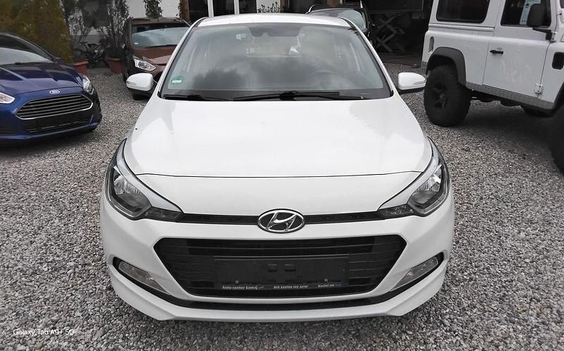 Weiß Gebraucht 2017 Hyundai i20 Trend Limousine | 7.390 € (Fairer Preis) - Bild 1/4