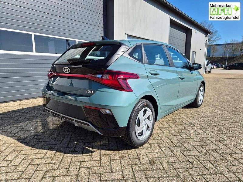 Neu Hyundai i20 90 PS (66 kW) 2026 Mangrove green Kleinwagen