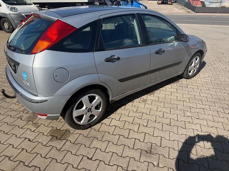 Gebraucht Ford Focus Ambiente 116 PS (85 kW) 2005 Silber Limousine