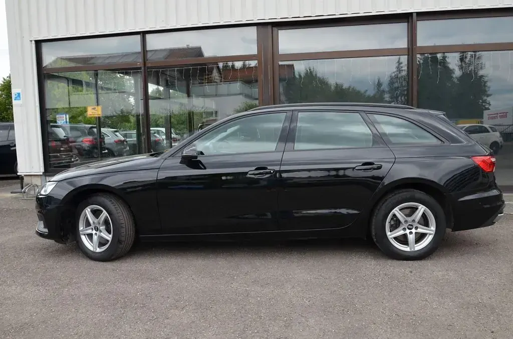Gebraucht Audi A4 Basis 136 PS (100 kW) 2021 Schwarz Kombi