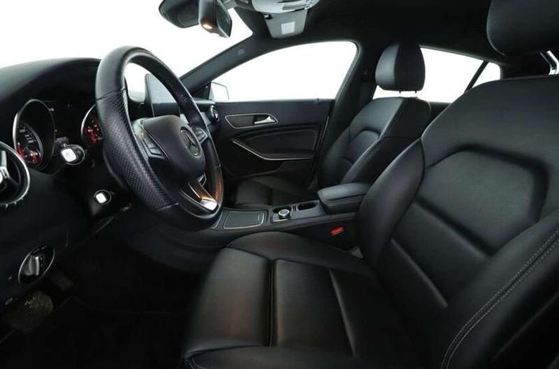 Grau Gebraucht 2018 Mercedes CLA200 Kombi | 19.500 € (Fairer Preis) - Bild 1/4