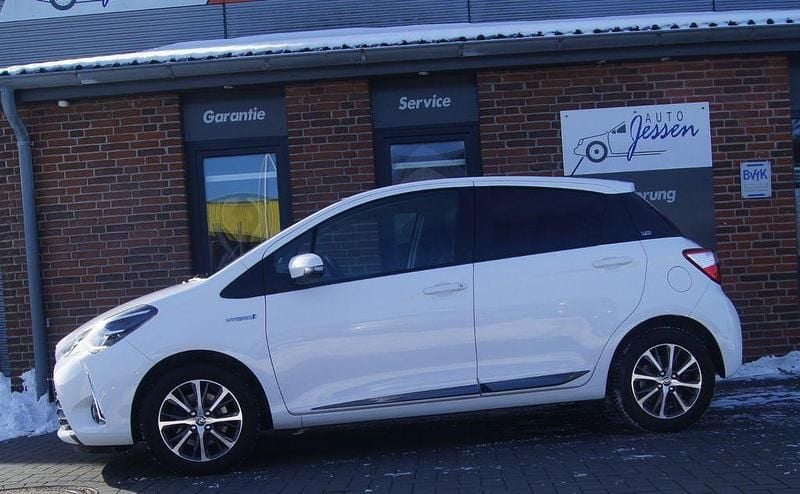 Gebraucht Toyota Yaris Hybrid Club 73 PS (53 kW) 2019 Weiß Limousine