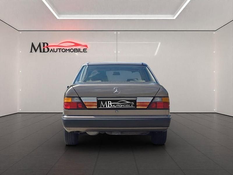 Second-hand Mercedes E250 94 CP (69 kW) 1990 Maro Berlinǎ