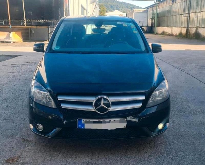 Schwarz Gebraucht 2011 Mercedes 180 Limousine | 1.999 € - Bild 1/4