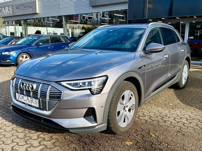 Grau Gebraucht 2021 Audi e-tron S-Line SUV | 28.950 € (Superpreis) - Bild 1/4