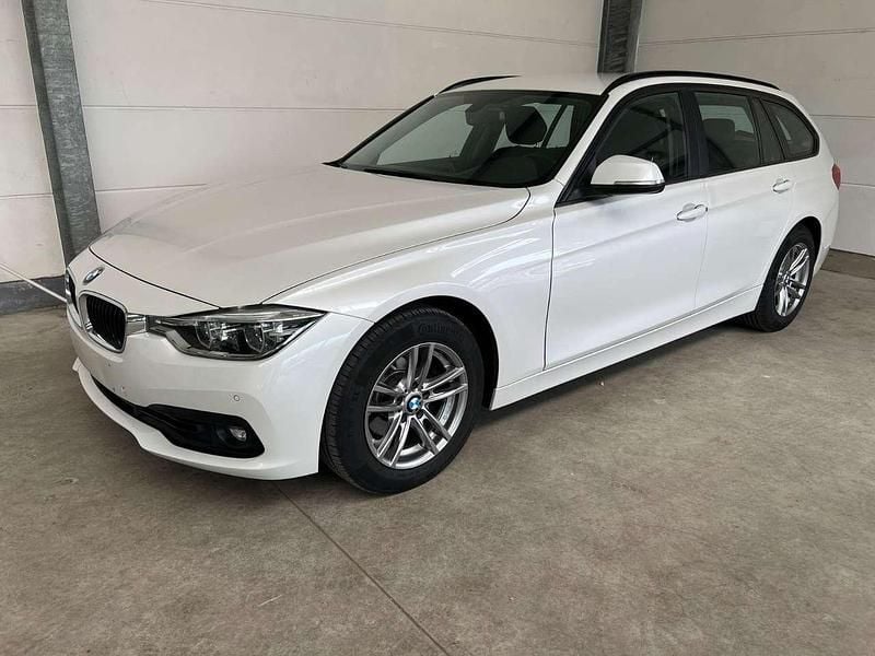 Mineralweiss Gebraucht 2017 BMW 320 Advantage Kombi | 14.480 € (Fairer Preis) - Bild 1/3
