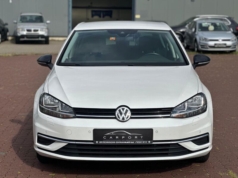 Weiß Gebraucht 2019 VW Golf VII IQ Drive Limousine | 16.400 € (Guter Preis) - Bild 1/4