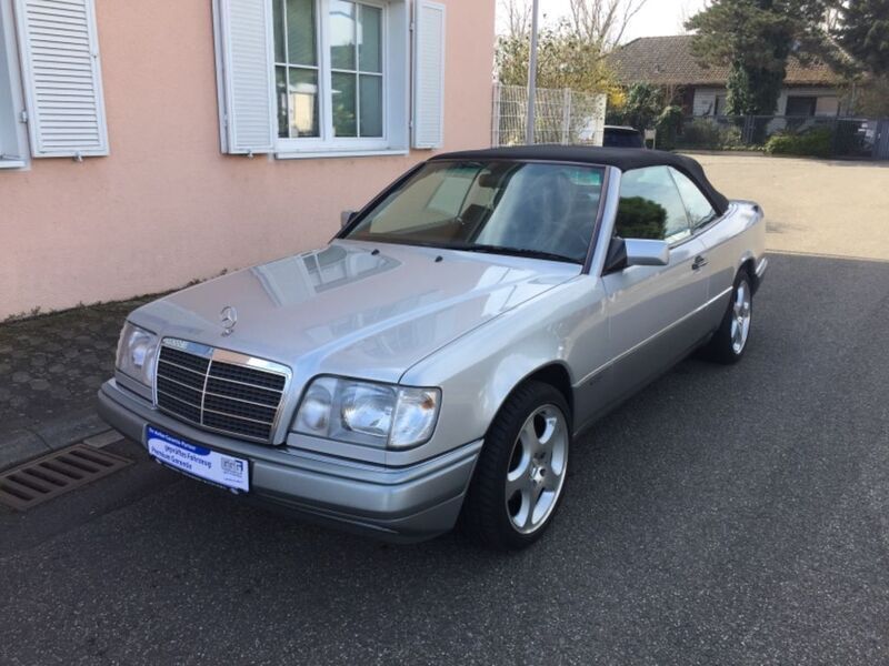 Silber Gebraucht 1994 Mercedes E200 Cabrio | 20.450 € - Bild 1/4