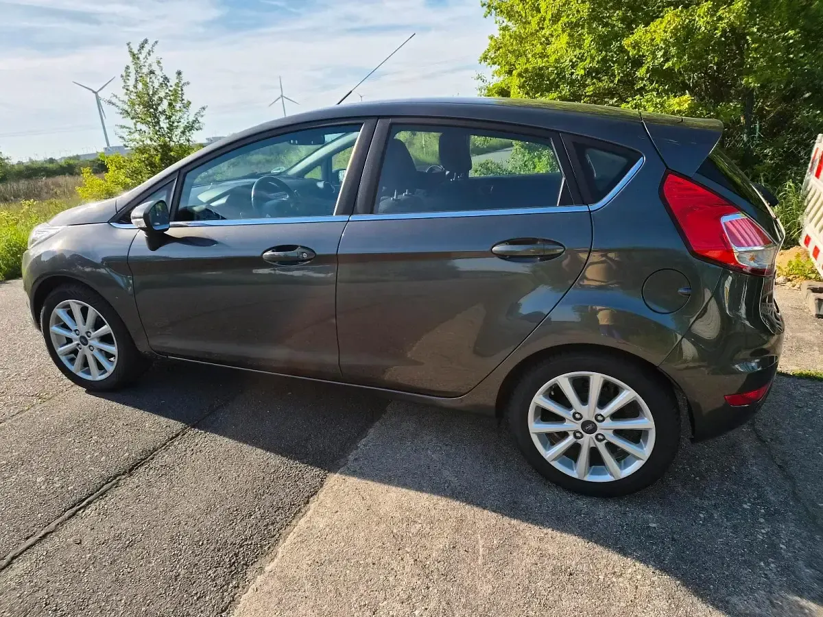 Gebraucht Ford Fiesta 101 PS (74 kW) 2016 Grau Kleinwagen