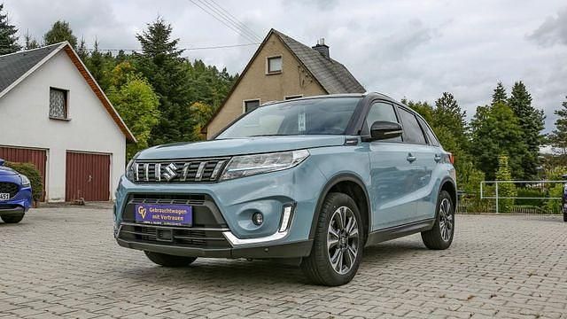 Ice/cosmic black pearl metallic (metallic) Gebraucht 2021 Suzuki Vitara Comfort+ SUV | 21.990 € (Fairer Preis) - Bild 1/4