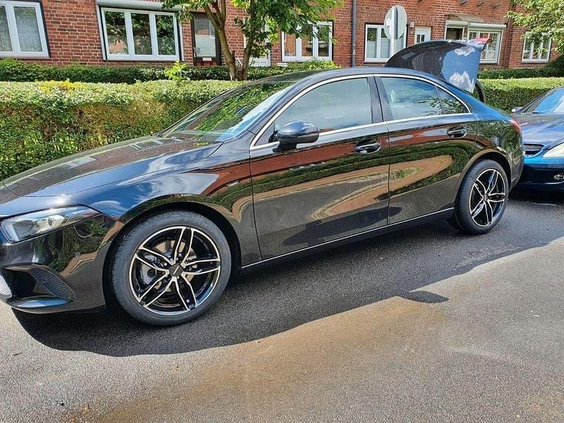 Gebraucht Mercedes A180 116 PS (85 kW) 2020 Schwarz Limousine